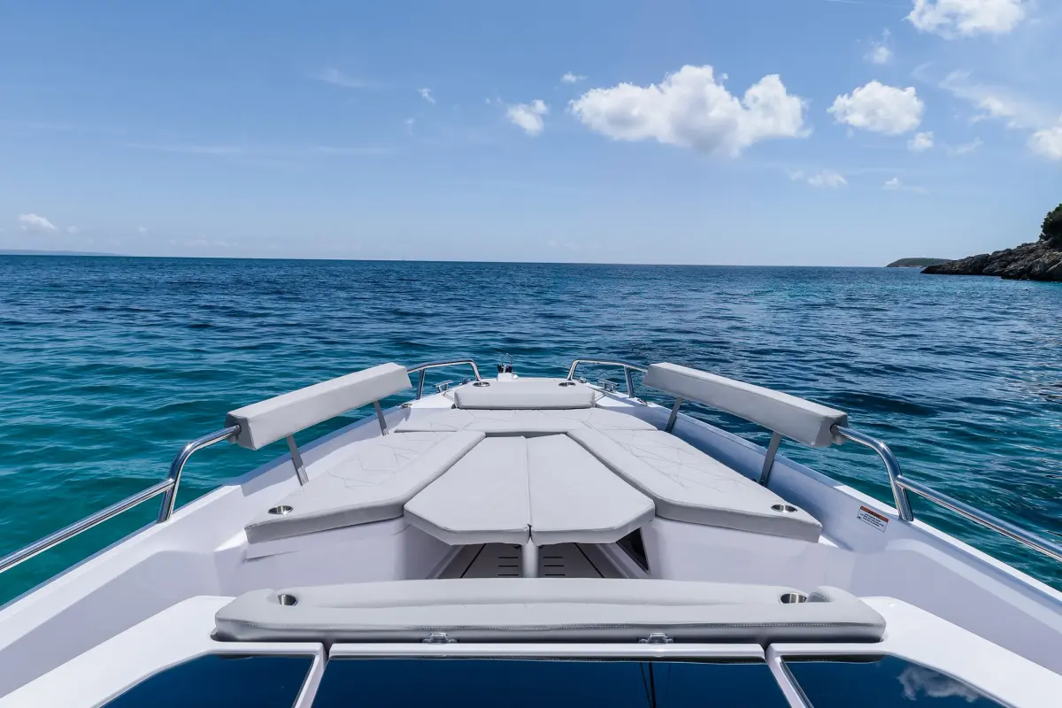 Axopar 28, main deck — Mallorca Yachst Hire, Mallorca. Swift coastal hops to sunlit calas near Portals