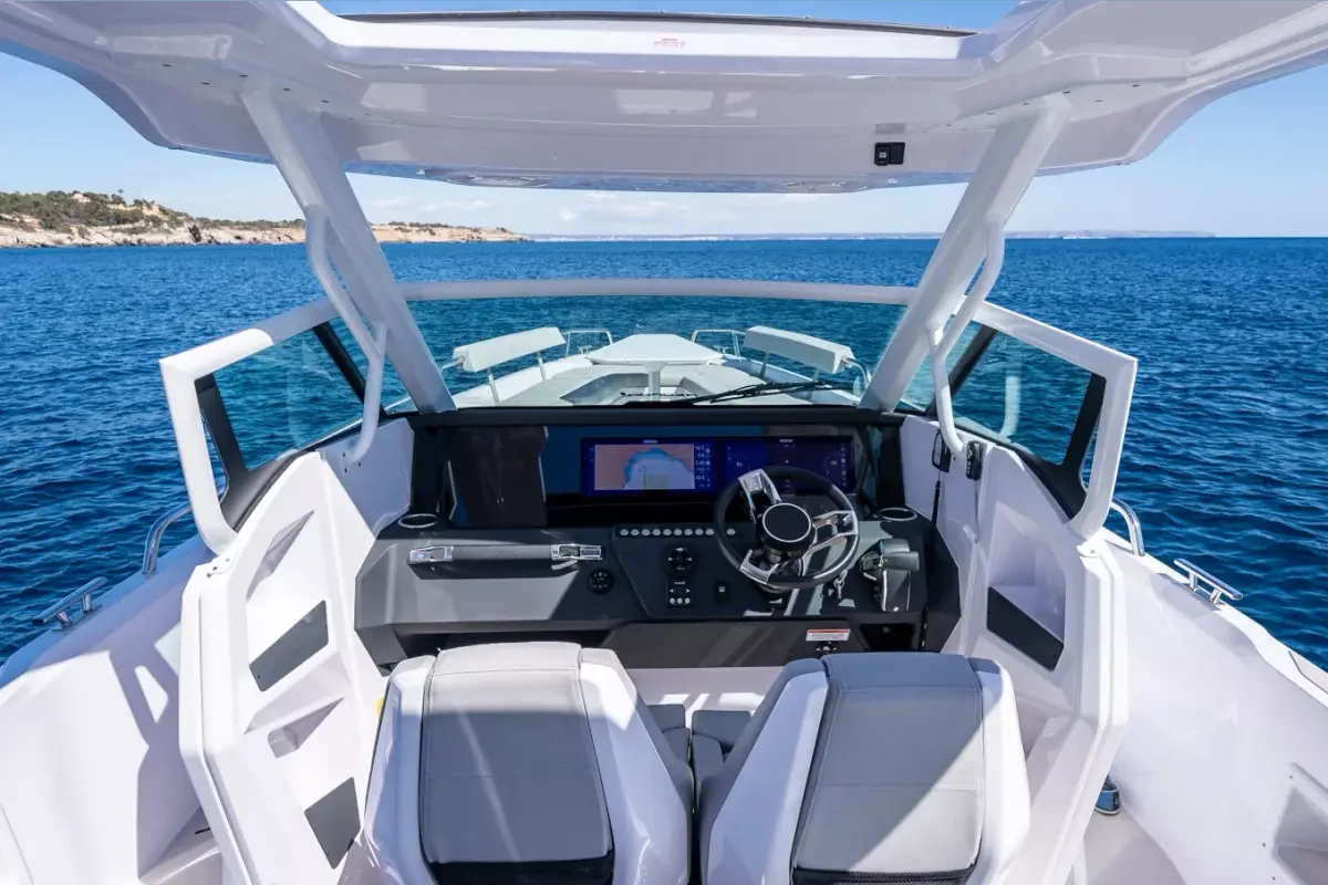 Axopar 28, aft deck — Mallorca Yachst Hire, Mallorca. Swift coastal hops to sunlit calas near Portals