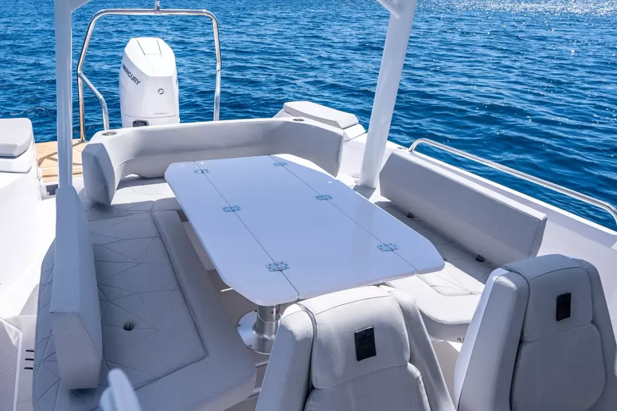 Axopar 28, salon — Mallorca Yachst Hire, Mallorca. Swift coastal hops to sunlit calas near Portals