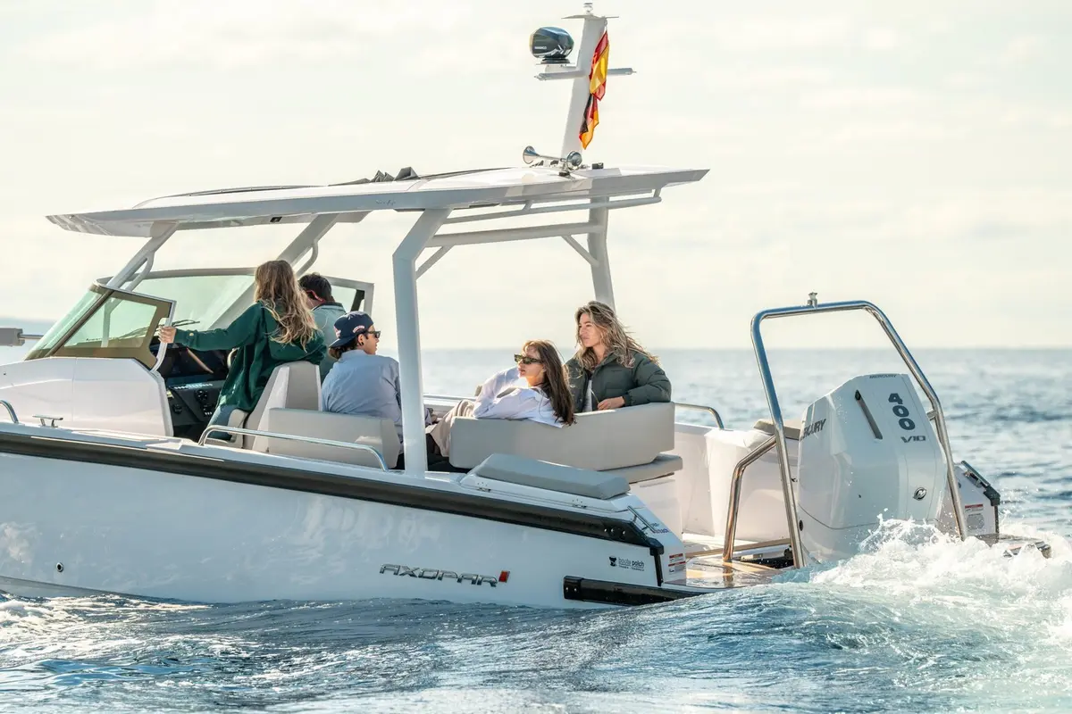 Axopar 28, flybridge — Mallorca Yachst Hire, Mallorca. Swift coastal hops to sunlit calas near Portals