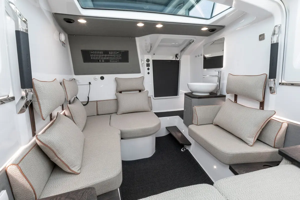 Axopar 37, flybridge — Mallorca Yachst Hire, Mallorca. Fast, nimble runs to Cala Pi's turquoise shallows