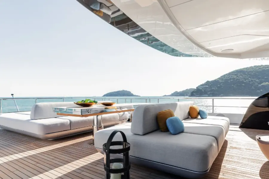 Azimut 116, salon — Mallorca Yachst Hire, Mallorca. Thirty-six metres of speed toward Formentor's cliffs