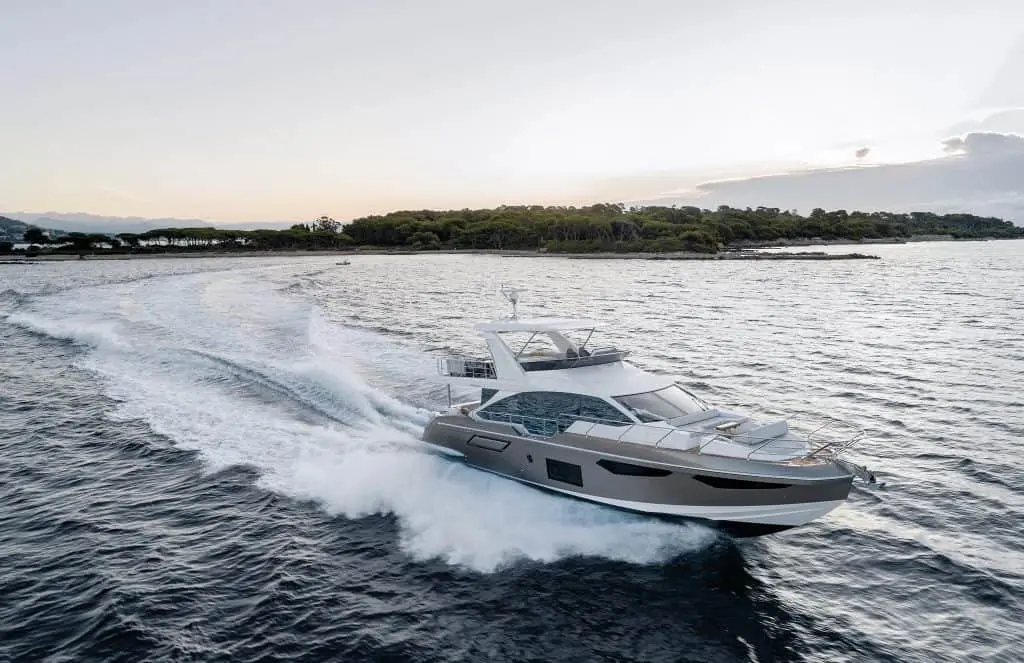 Azimut 60 Fly, salon — Mallorca Yachst Hire, Mallorca. Flybridge sunsets cruising toward Illetes from Palma