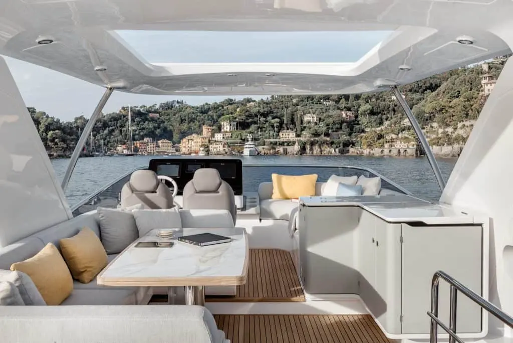 Azimut 60 Fly, master cabin — Mallorca Yachst Hire, Mallorca. Flybridge sunsets cruising toward Illetes from Palma