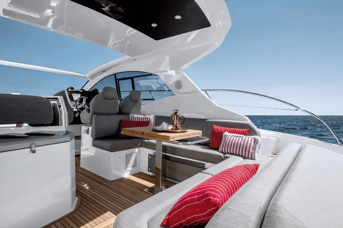 Azimut 45, main deck — Mallorca Yachst Hire, Mallorca. Sleek Bay of Palma runs from sunrise to sunset
