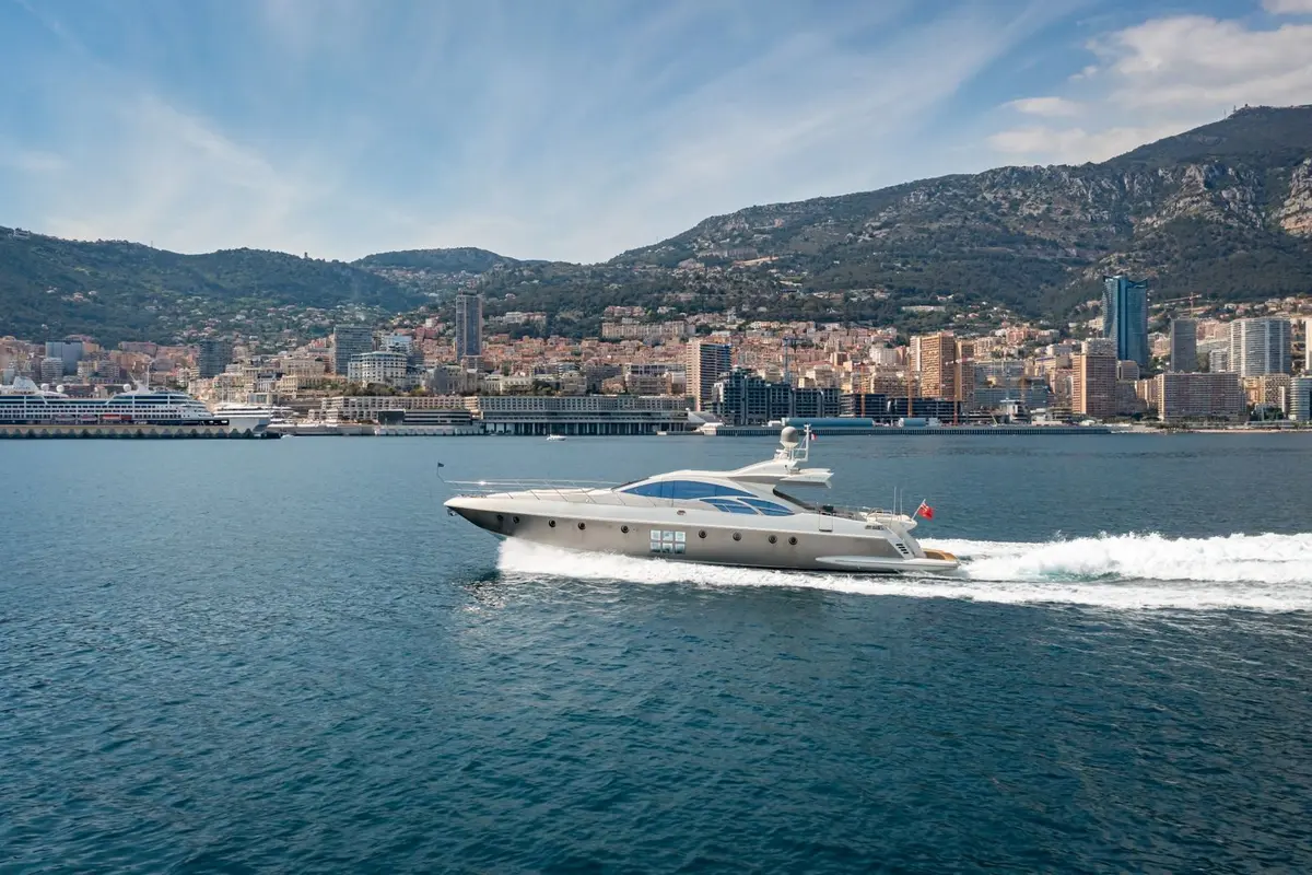 Azimut 86, main deck — Mallorca Yachst Hire, Mallorca. Sleek flybridge runs to Illetes at sunset