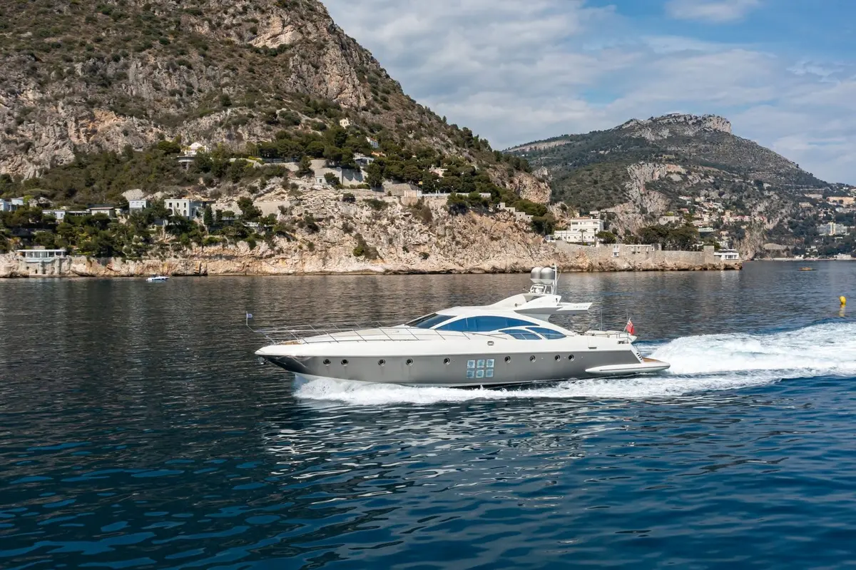 Azimut 86, aft deck — Mallorca Yachst Hire, Mallorca. Sleek flybridge runs to Illetes at sunset