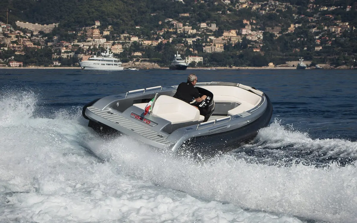 Dariel 7.5m, main deck — Mallorca Yachst Hire, Mallorca. Compact hull, quick access to Bay of Palma coves