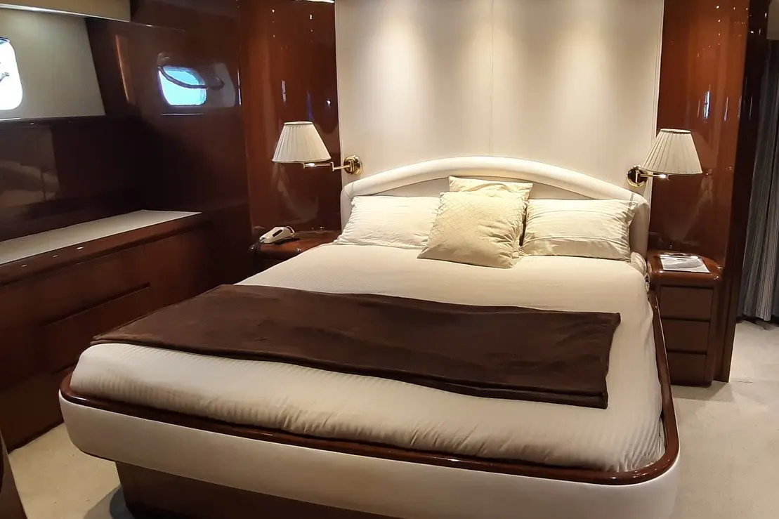 Falcon 80S, salon — Mallorca Yachst Hire, Mallorca. East coast cala hopping at speed, twelve aboard