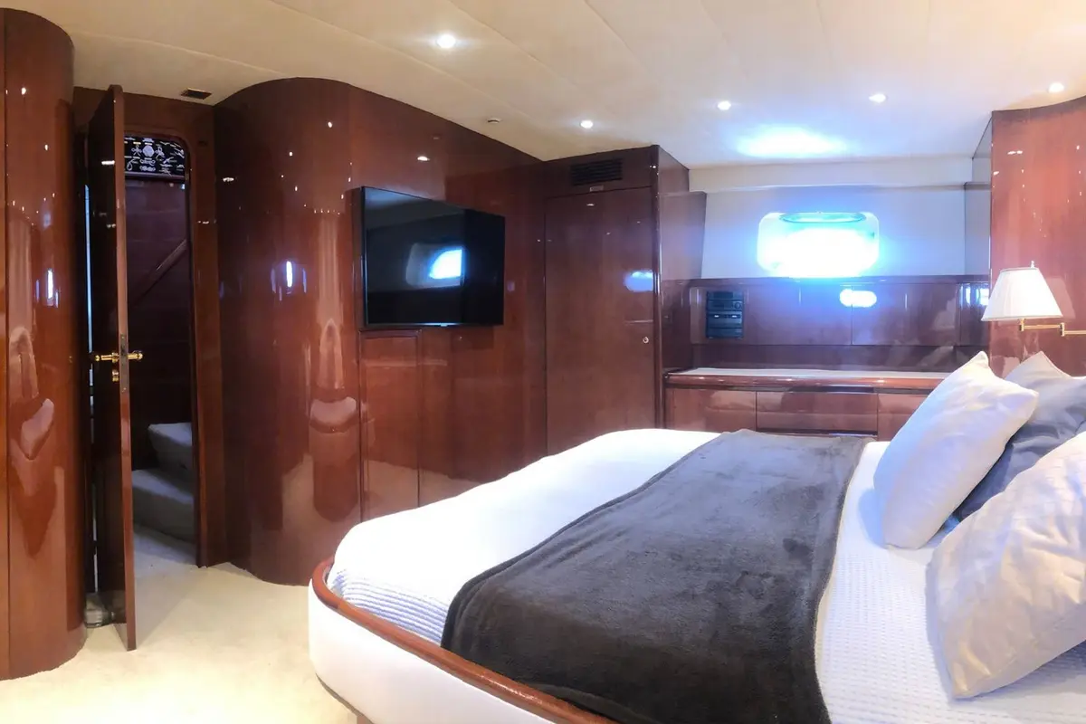 Falcon 80S, flybridge — Mallorca Yachst Hire, Mallorca. East coast cala hopping at speed, twelve aboard