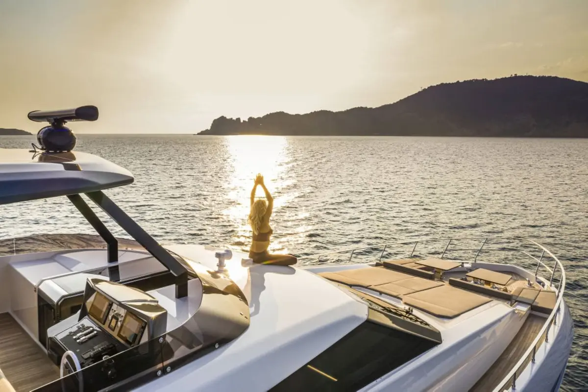 Ferretti 920, salon — Mallorca Yachst Hire, Mallorca. 28 Metres of Flybridge Calm Toward Formentor's Cliffs