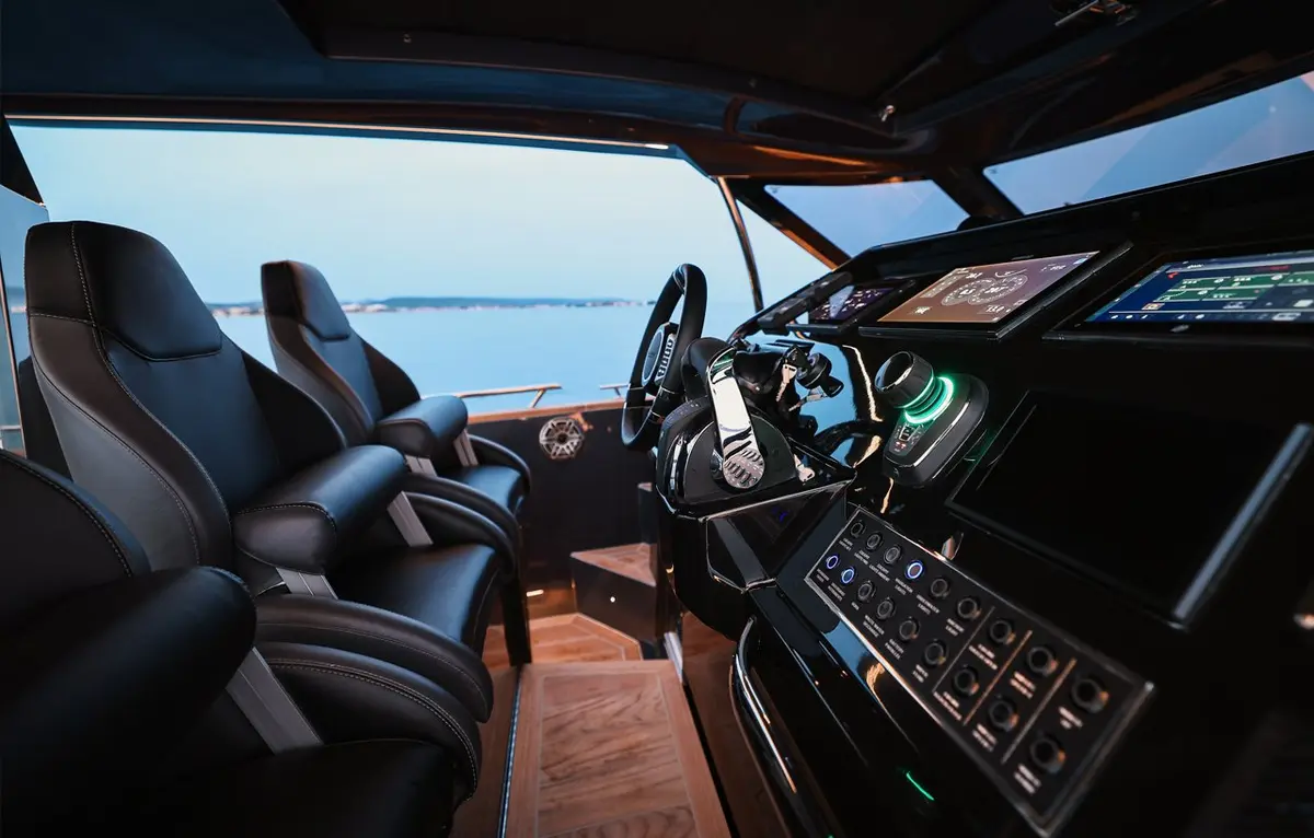 Forza 37, salon — Mallorca Yachst Hire, Mallorca. Sport-yacht speed for east coast cala hopping