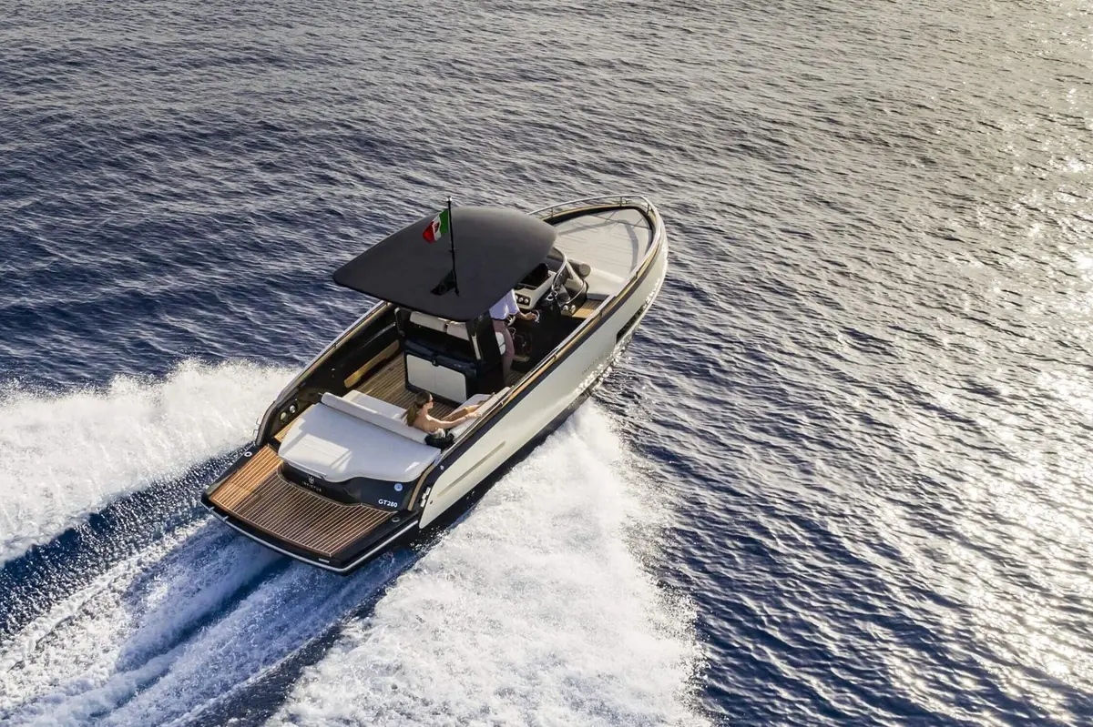 Invictus 280 GT, exterior — Mallorca Yachst Hire, Mallorca. Swift coastal hops from Puerto Portals to Cala Pi