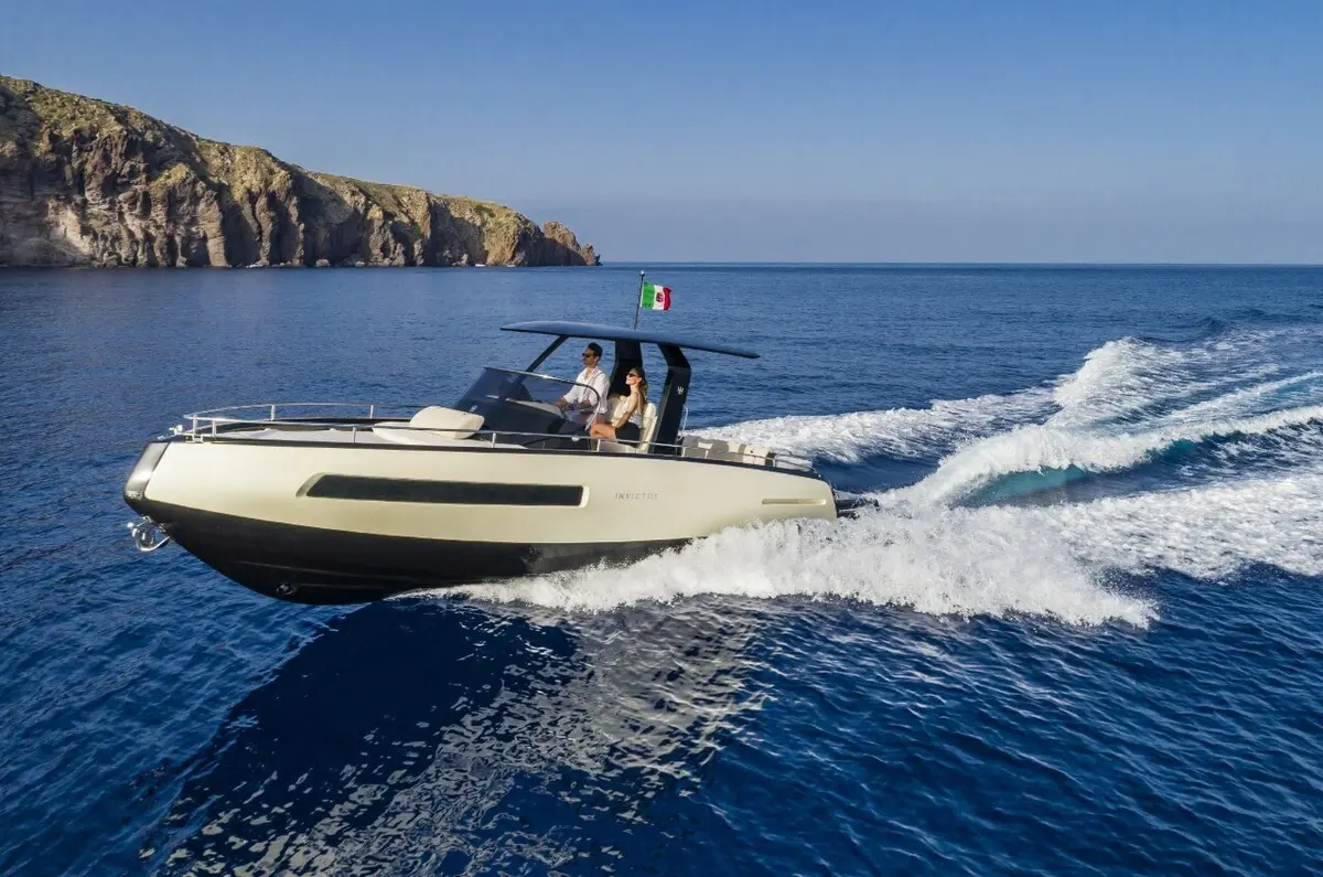 Invictus 280 GT, main deck — Mallorca Yachst Hire, Mallorca. Swift coastal hops from Puerto Portals to Cala Pi