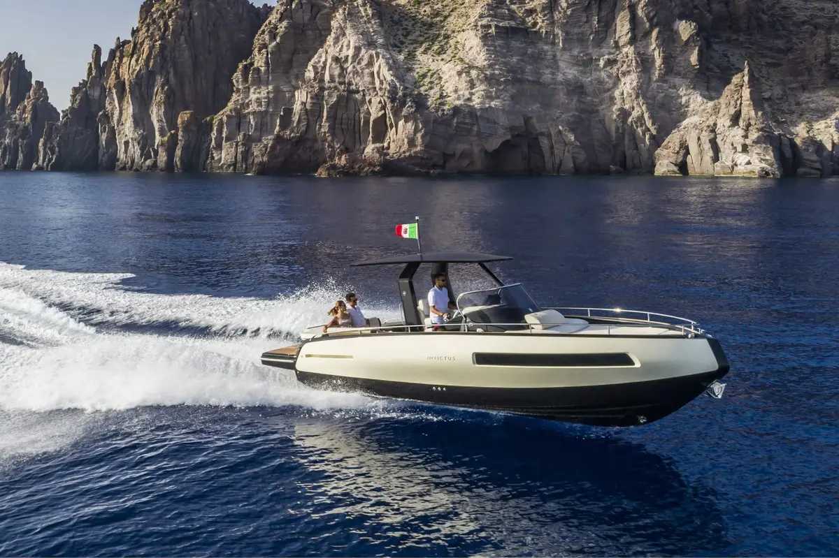 Invictus 280 GT, aft deck — Mallorca Yachst Hire, Mallorca. Swift coastal hops from Puerto Portals to Cala Pi