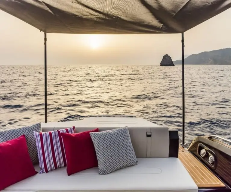 Invictus 280 GT, salon — Mallorca Yachst Hire, Mallorca. Swift coastal hops from Puerto Portals to Cala Pi