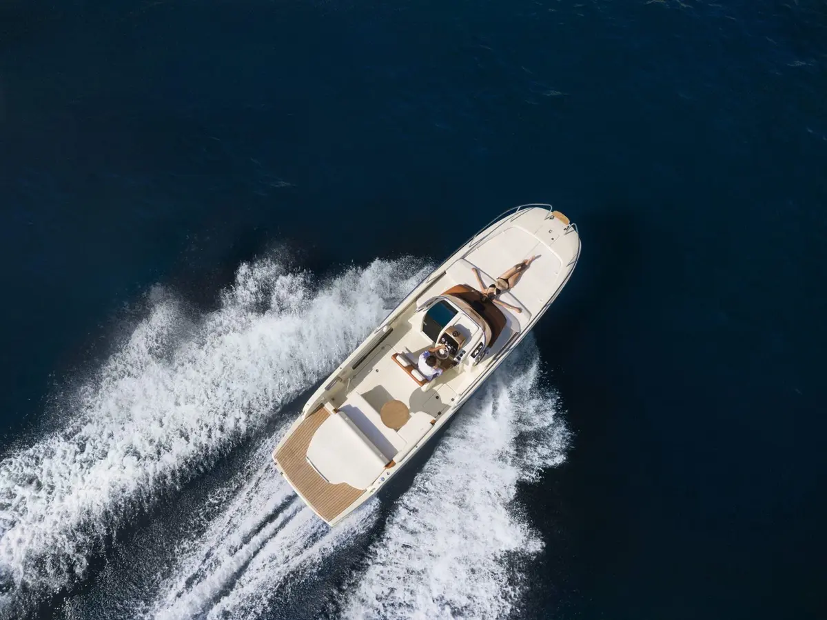 Invictus 280, main deck — Mallorca Yachst Hire, Mallorca. Quick runs to Illetes before the crowds arrive