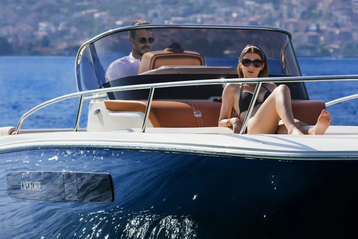 Invictus 280, salon — Mallorca Yachst Hire, Mallorca. Quick runs to Illetes before the crowds arrive