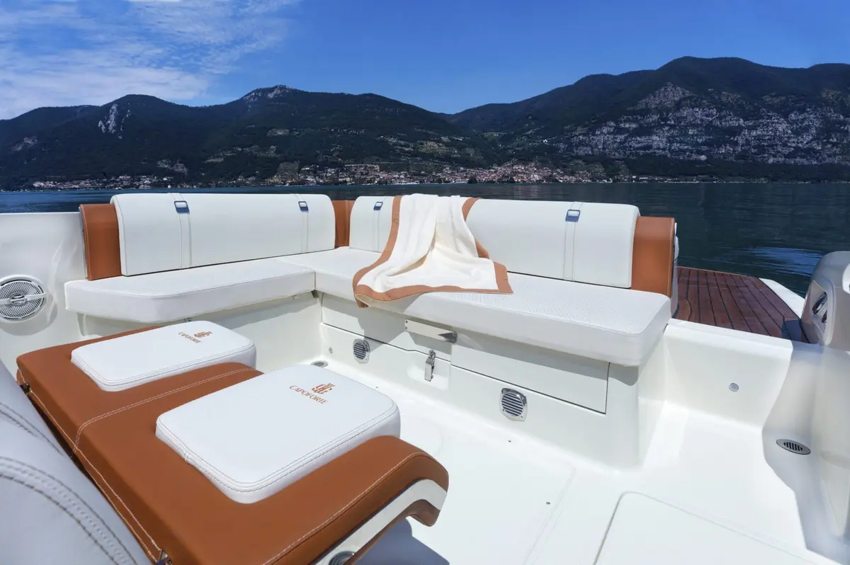 Invictus 280, flybridge — Mallorca Yachst Hire, Mallorca. Quick runs to Illetes before the crowds arrive