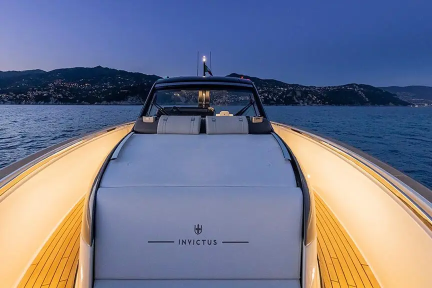 Invictus 460, salon — Mallorca Yachst Hire, Mallorca. Fast day trips to Mallorca's east coast calas