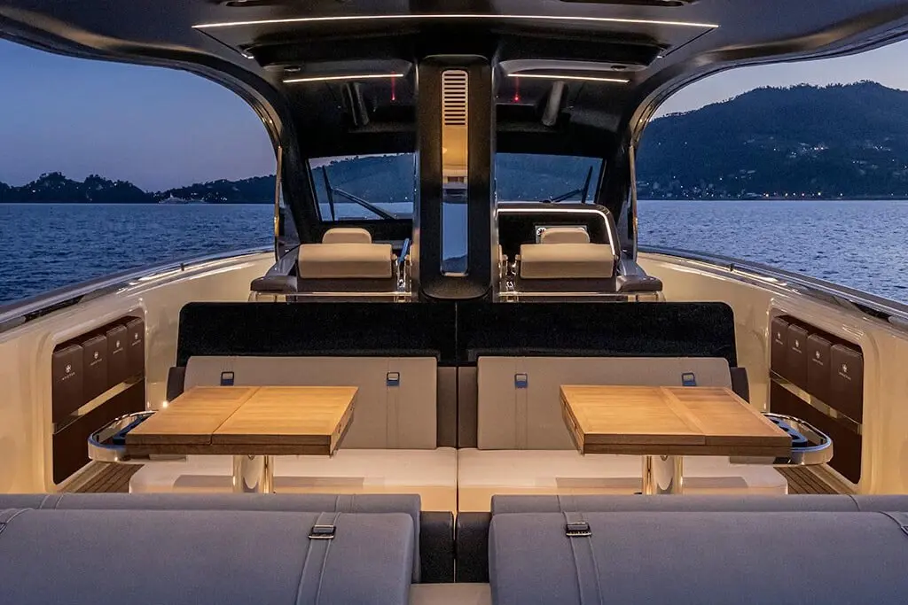 Invictus 460, master cabin — Mallorca Yachst Hire, Mallorca. Fast day trips to Mallorca's east coast calas