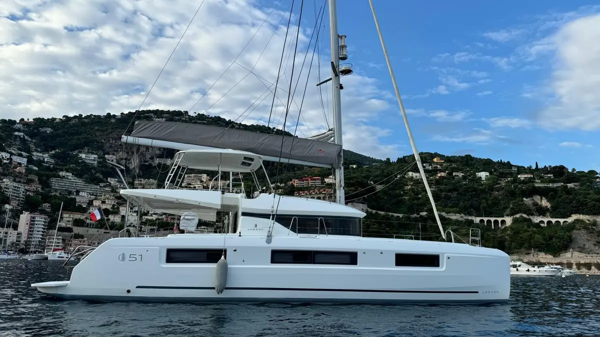 Lagoon 5.1, exterior — Mallorca Yachst Hire, Mallorca. Steady decks for family days along quiet coves