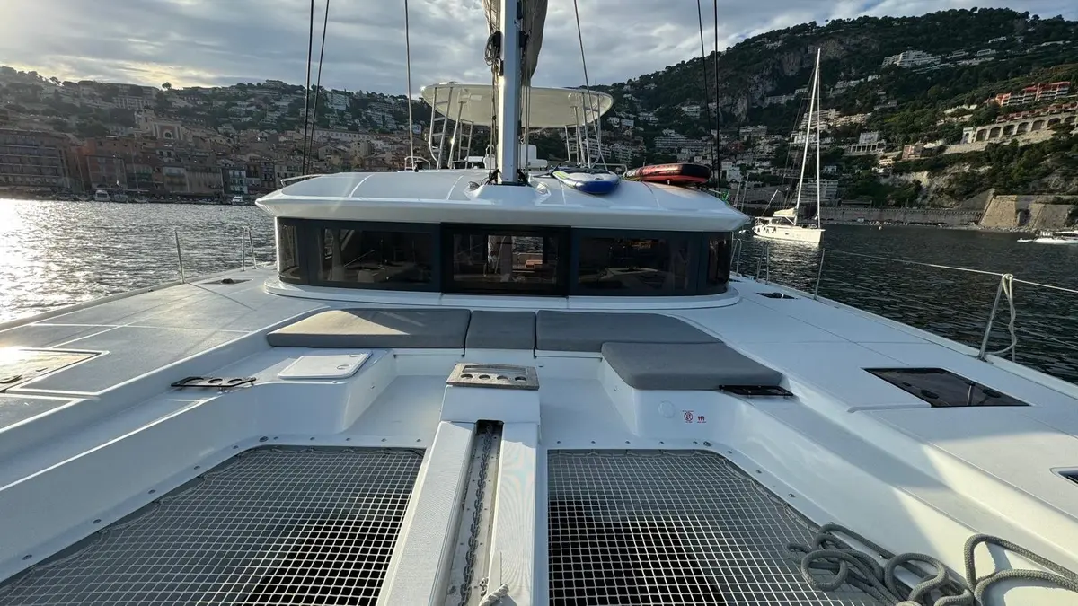 Lagoon 5.1, main deck — Mallorca Yachst Hire, Mallorca. Steady decks for family days along quiet coves