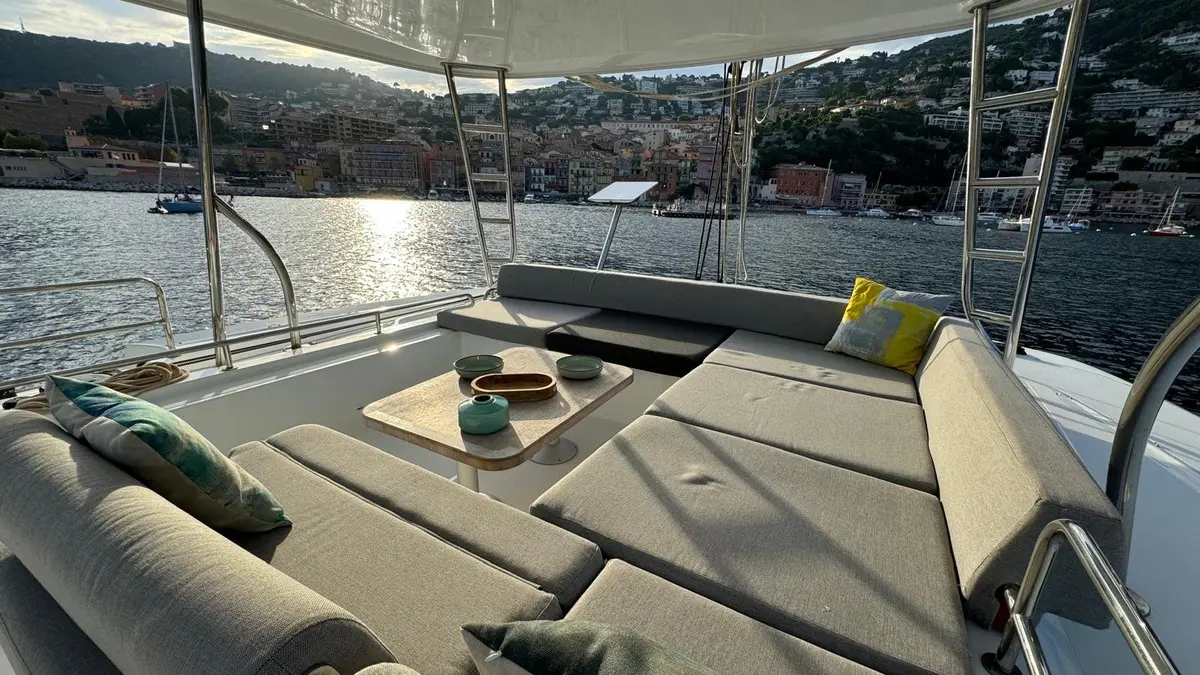 Lagoon 5.1, aft deck — Mallorca Yachst Hire, Mallorca. Steady decks for family days along quiet coves