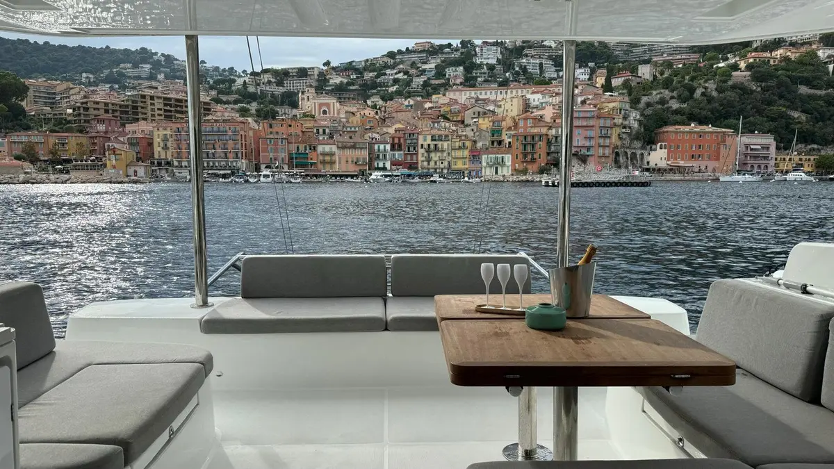 Lagoon 5.1, salon — Mallorca Yachst Hire, Mallorca. Steady decks for family days along quiet coves