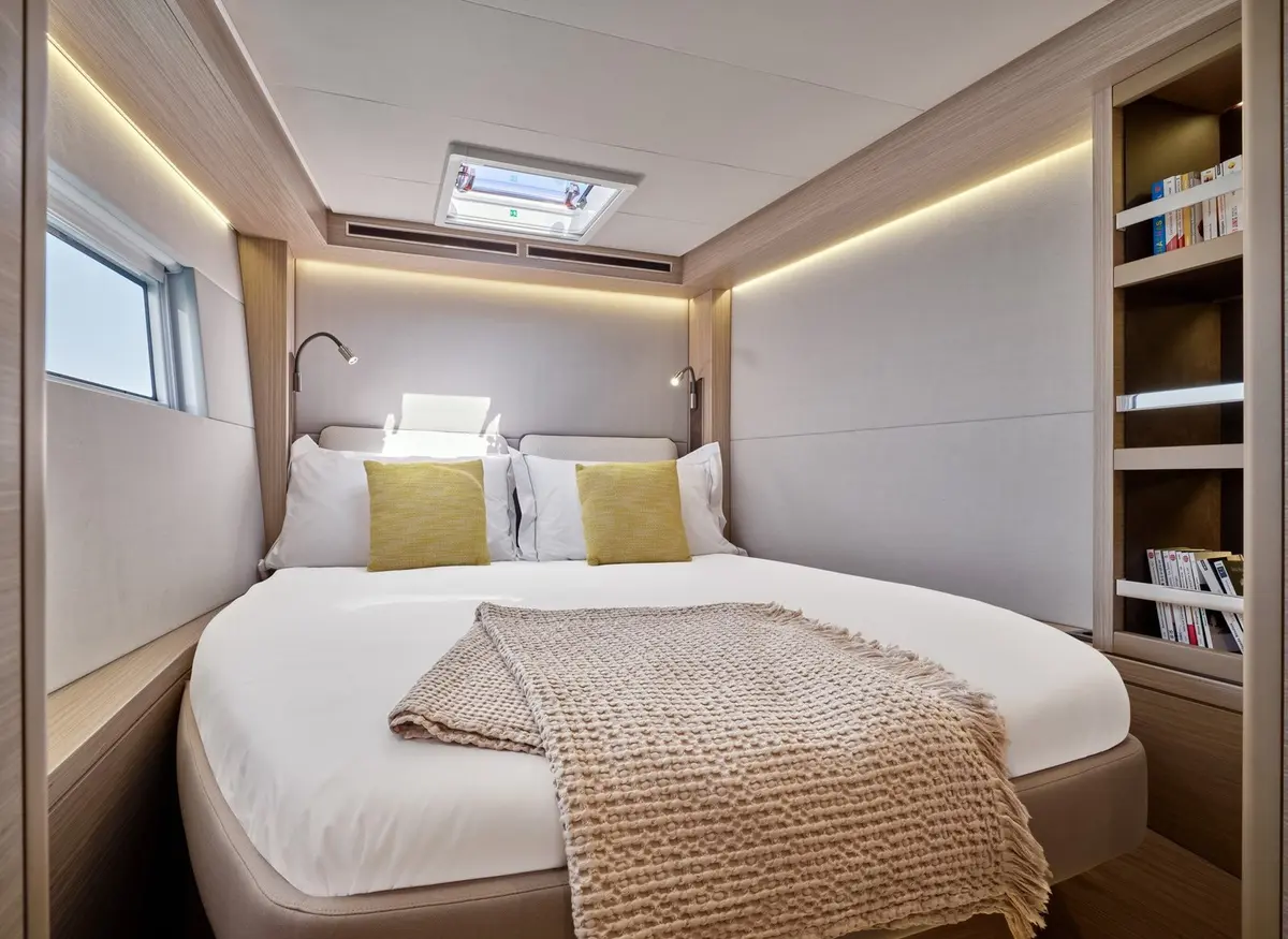 Lagoon 5.1, master cabin — Mallorca Yachst Hire, Mallorca. Steady decks for family days along quiet coves