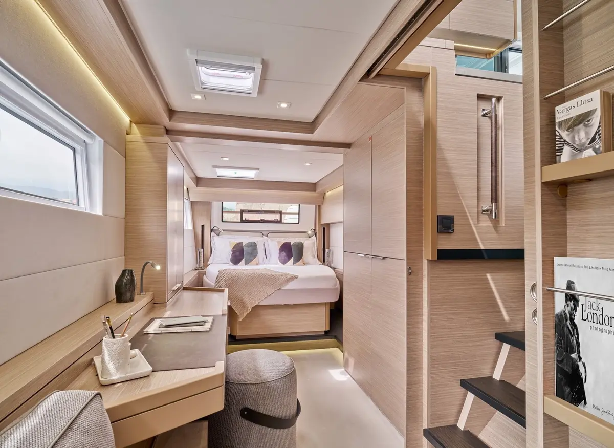 Lagoon 5.1, flybridge — Mallorca Yachst Hire, Mallorca. Steady decks for family days along quiet coves