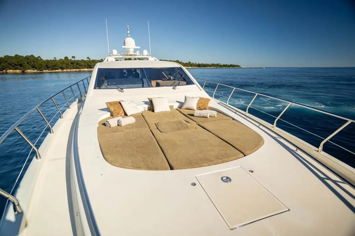Leopard 24, salon — Mallorca Yachst Hire, Mallorca. East coast cala hopping from a steady, spacious deck