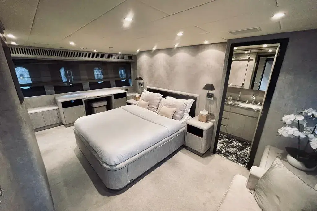 Leopard 31, master cabin — Mallorca Yachst Hire, Mallorca. Morning coves, afternoon anchorage off Cala Mondragó