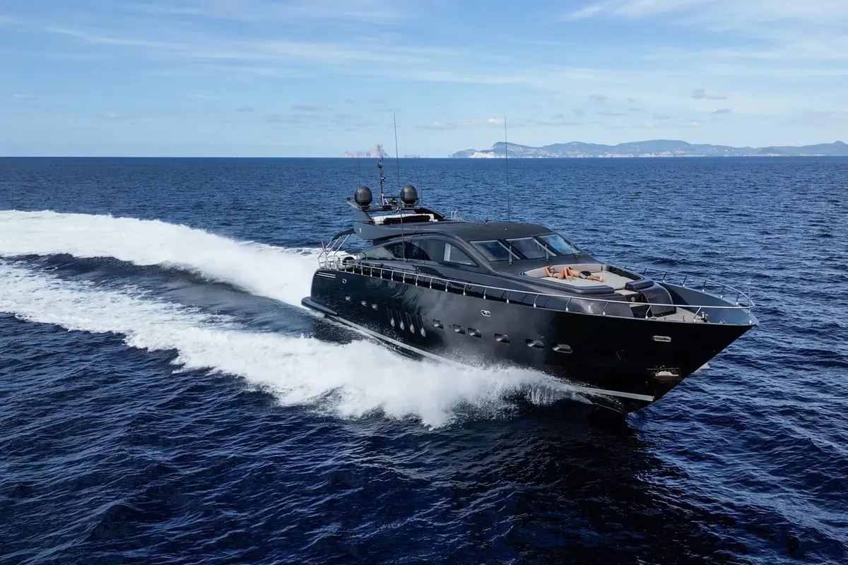 Leopard 31, flybridge — Mallorca Yachst Hire, Mallorca. Morning coves, afternoon anchorage off Cala Mondragó