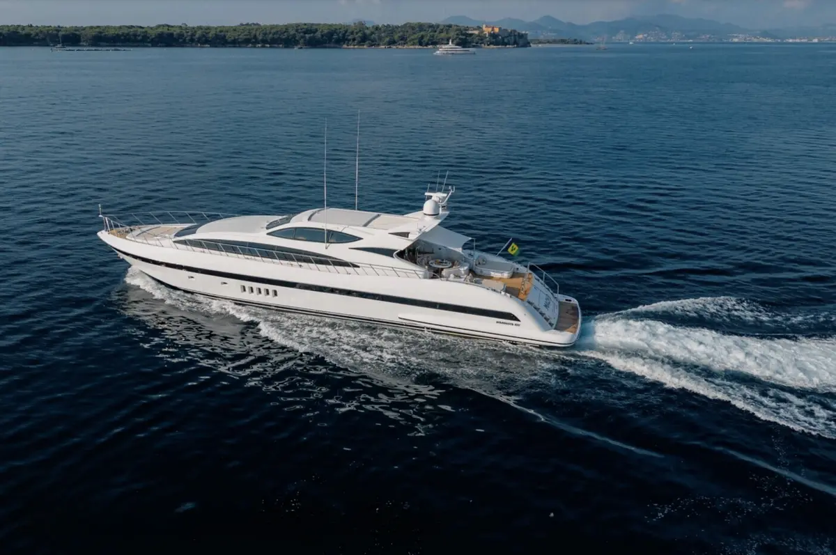 Mangusta 105, aft deck — Mallorca Yachst Hire, Mallorca. Fast Palma runs to Formentor's cliffs by lunch