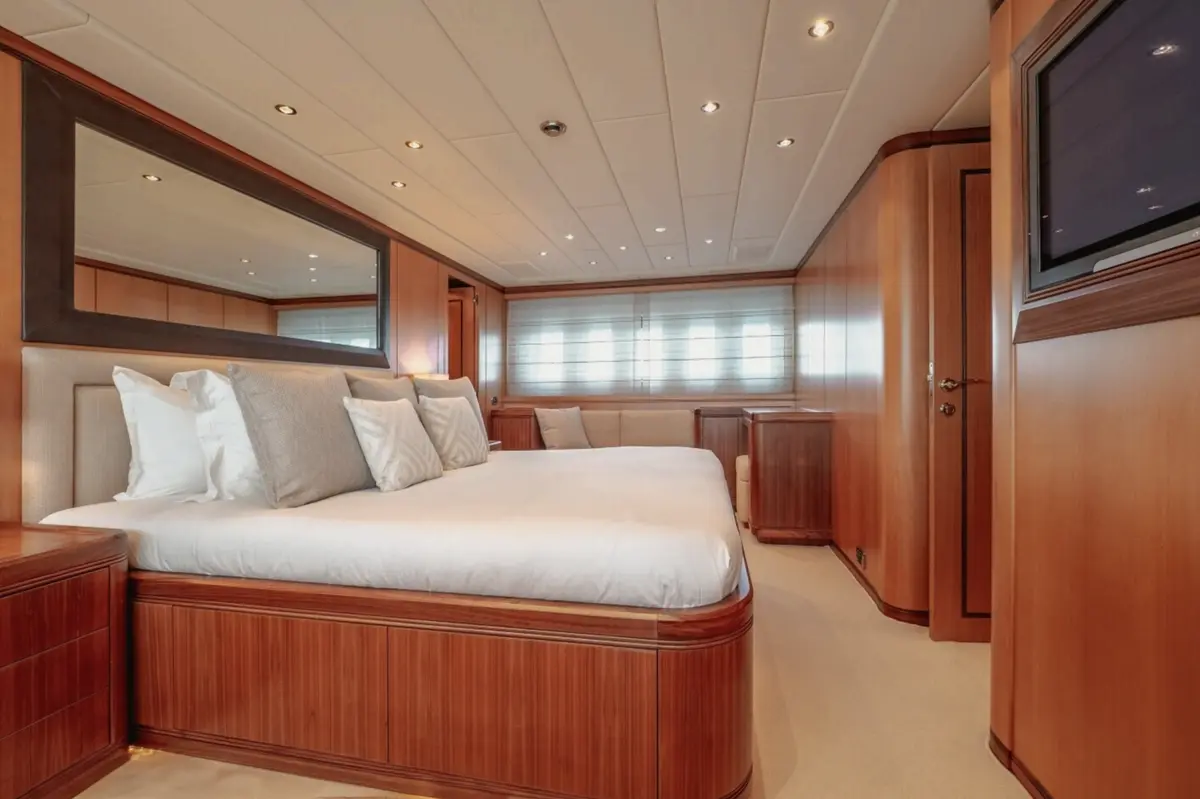 Mangusta 105, master cabin — Mallorca Yachst Hire, Mallorca. Fast Palma runs to Formentor's cliffs by lunch