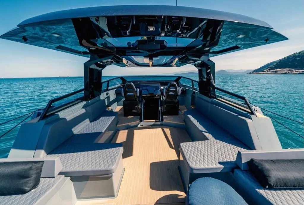 Okean 55, salon — Mallorca Yachst Hire, Mallorca. Afternoon runs to Illetes, sixteen metres of calm
