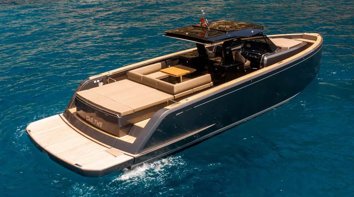 Pardo 50, aft deck — Mallorca Yachst Hire, Mallorca. Open-deck speed for sunset runs across Palma Bay