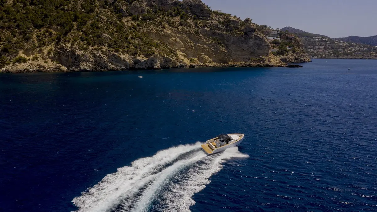 Pardo 38, salon — Mallorca Yachst Hire, Mallorca. Nimble day-boat runs from Portals to quiet coves