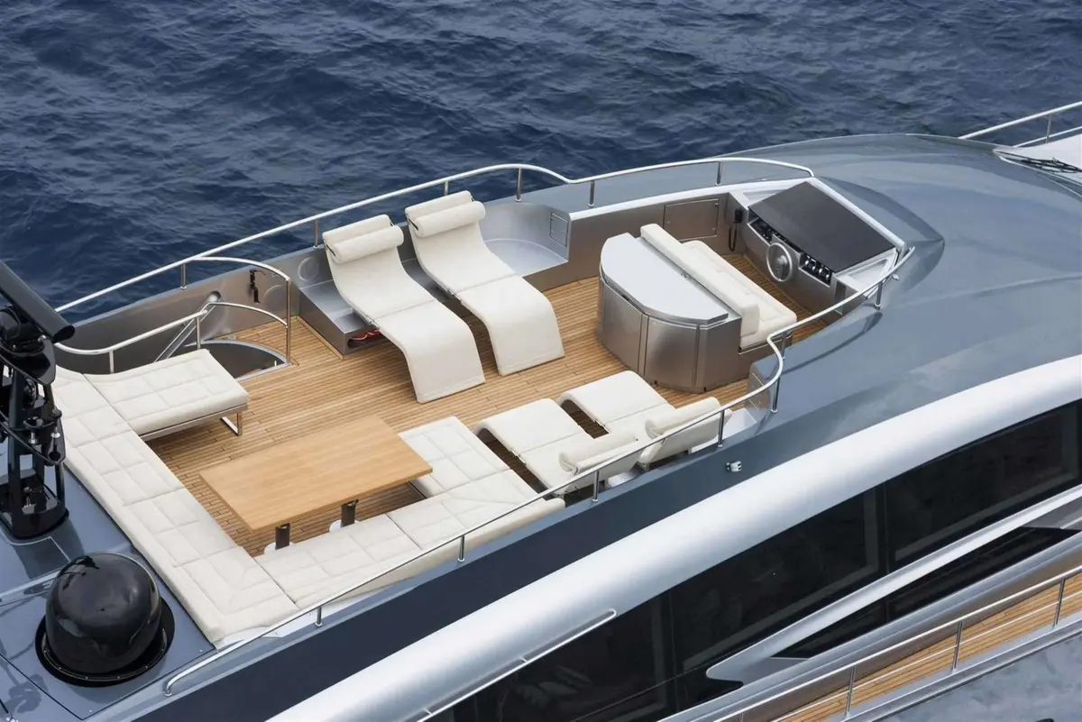 Pershing 108, master cabin — Mallorca Yachst Hire, Mallorca. Fast lines to Formentor, sunset spray on deck