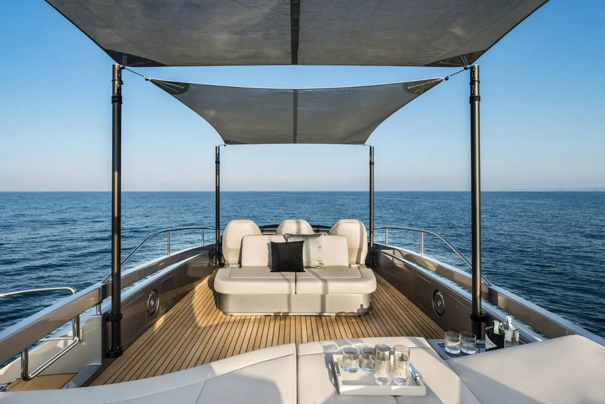 Pershing 8X, master cabin — Mallorca Yachst Hire, Mallorca. Sleek 25m sport hull racing toward Illetes sunsets