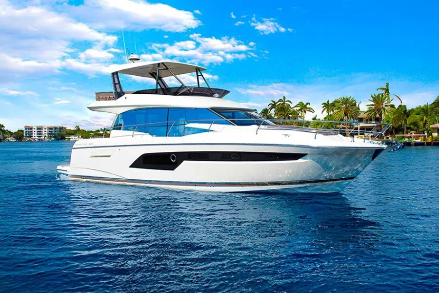 Prestige 520 Fly, exterior — Mallorca Yachst Hire, Mallorca. Sunset flybridge runs along Mallorca's sheltered coves