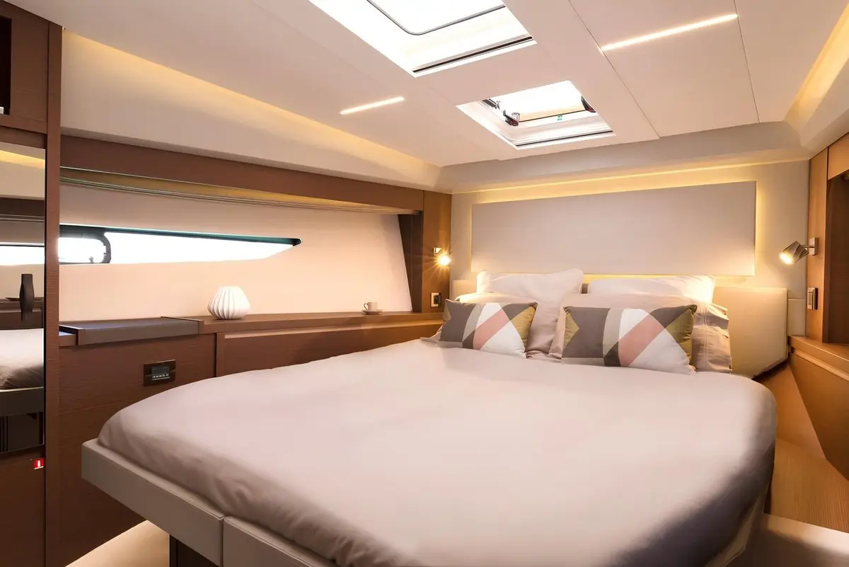 Prestige 520 Fly, aft deck — Mallorca Yachst Hire, Mallorca. Sunset flybridge runs along Mallorca's sheltered coves
