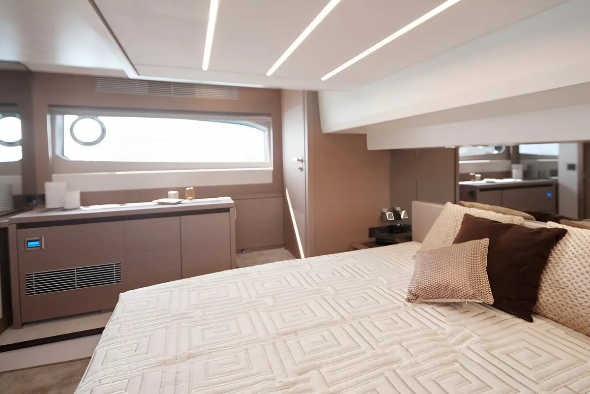 Prestige 520 Fly, salon — Mallorca Yachst Hire, Mallorca. Sunset flybridge runs along Mallorca's sheltered coves