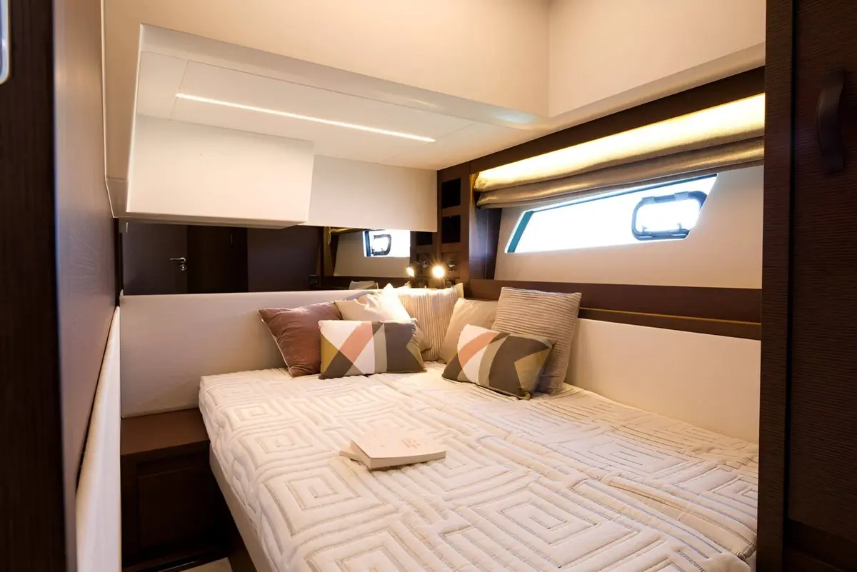 Prestige 520 Fly, master cabin — Mallorca Yachst Hire, Mallorca. Sunset flybridge runs along Mallorca's sheltered coves