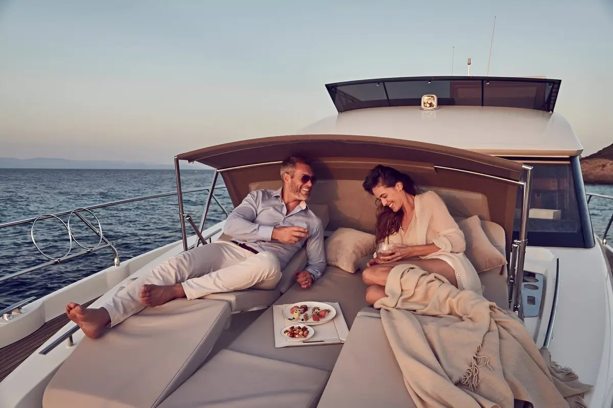 Prestige 520 Fly, flybridge — Mallorca Yachst Hire, Mallorca. Sunset flybridge runs along Mallorca's sheltered coves