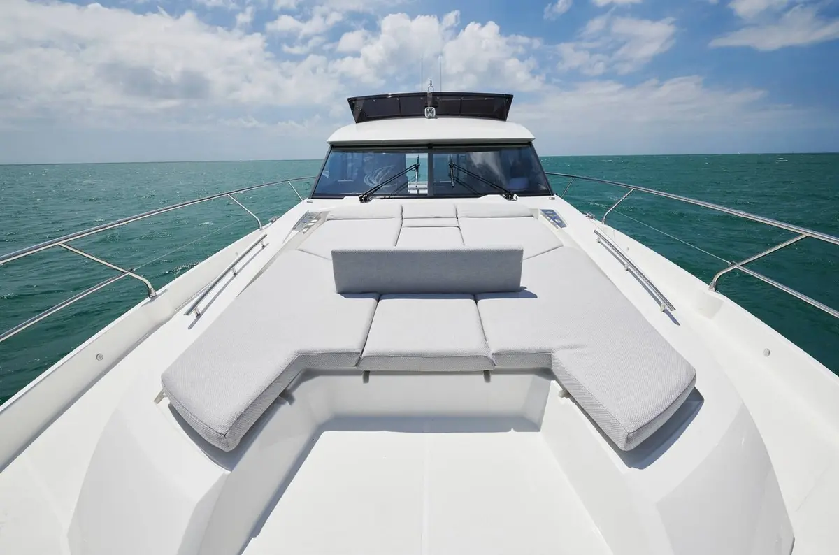 Prestige 590 Fly, aft deck — Mallorca Yachst Hire, Mallorca. East coast calas, easy flybridge afternoons