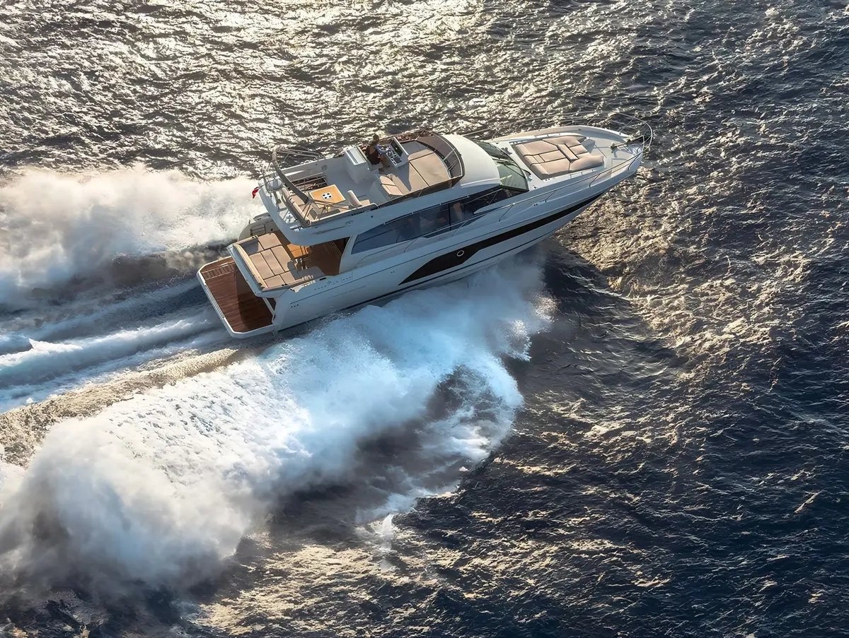 Prestige 590 Fly, salon — Mallorca Yachst Hire, Mallorca. East coast calas, easy flybridge afternoons