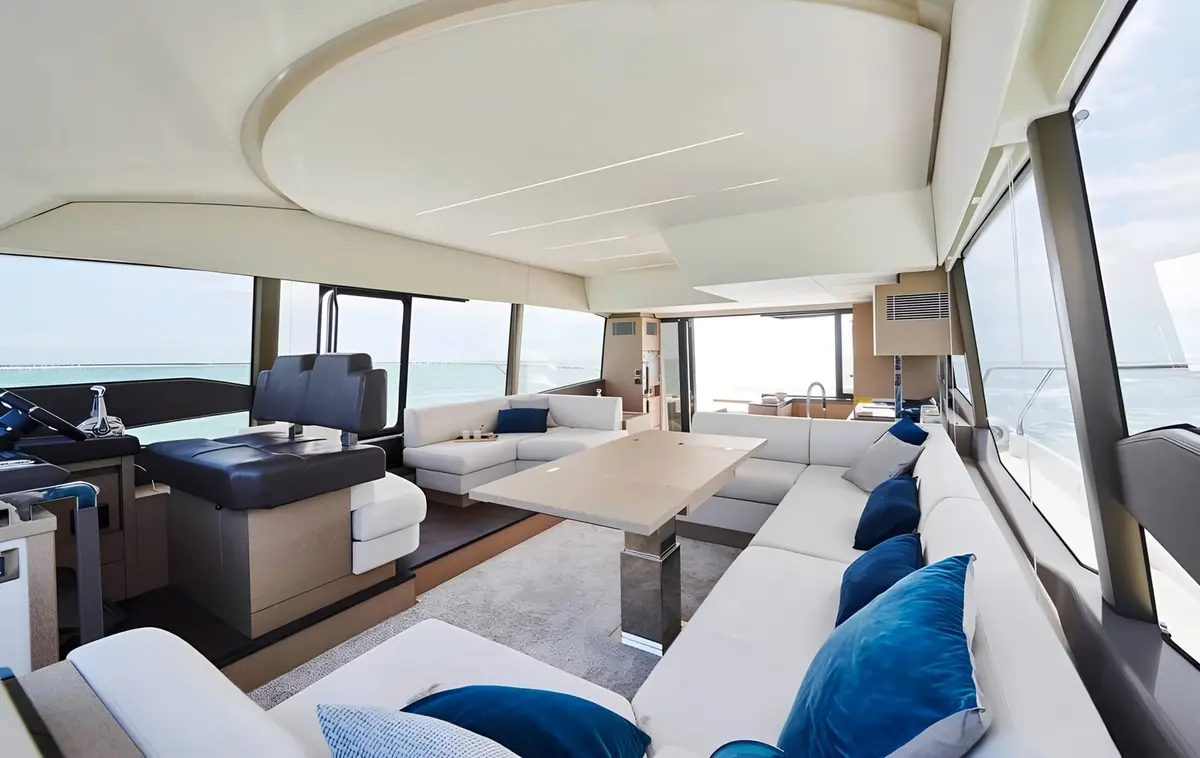 Prestige 590 Fly, master cabin — Mallorca Yachst Hire, Mallorca. East coast calas, easy flybridge afternoons