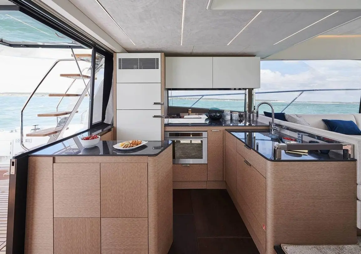 Prestige 590 Fly, flybridge — Mallorca Yachst Hire, Mallorca. East coast calas, easy flybridge afternoons